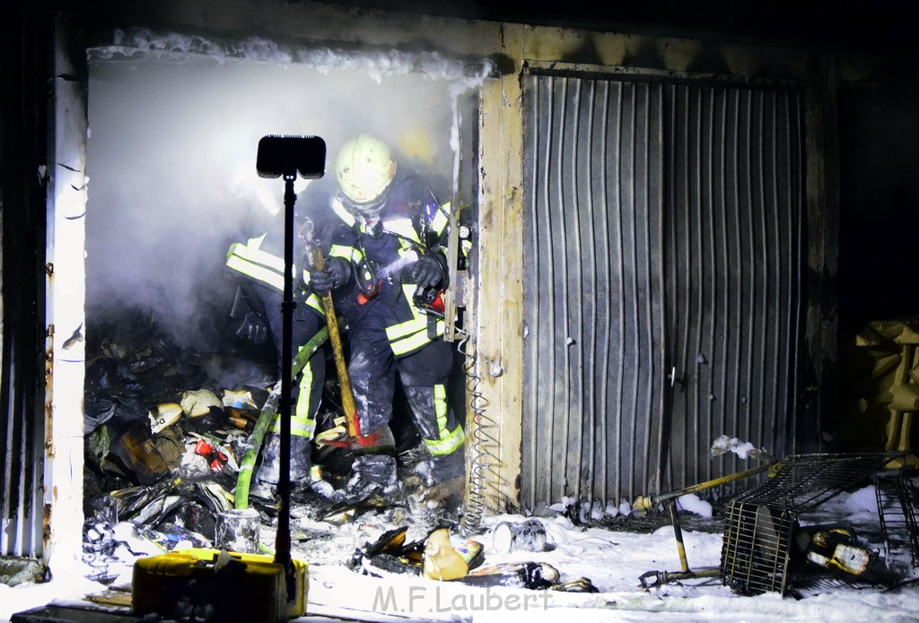 Feuer Hinterhof Garagen Koeln Hoehenberg Olpenerstr P073.JPG - Miklos Laubert